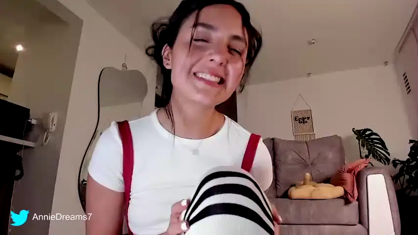 Annie_dreams – [Chaturbate] Anal Striptease Cam Show – 2026-07-17 23:28:17